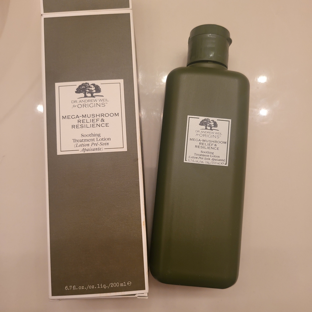Origins Mega-Mushroom Resilience Lotion in Olive Green